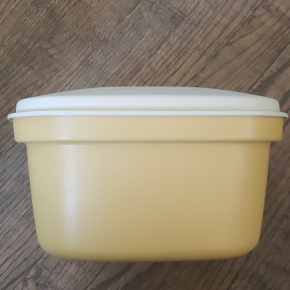 Vintage harvest gold Tupperware stramer